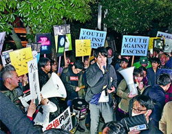 「国民なめんな！」安倍内閣へ怒りの声を上げる人たち＝12日、首相官邸前