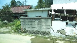 津波で壊れたままの住宅