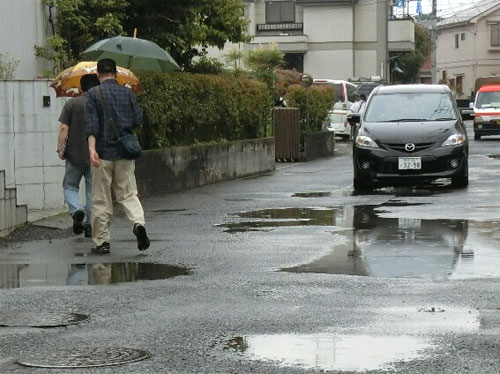 少しの雨でも道の両側が水浸しで歩けない＝池田５丁目の私道