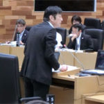 追求する芦野修市議=6.10