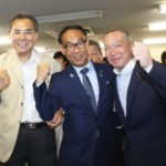 当選を喜ぶ大野もとひろ候補、伊藤岳参院議員（右）、村岡正嗣県議（左）