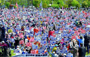 憲法改悪に反対しますなどとアピールする人たち＝３日、東京都江東区