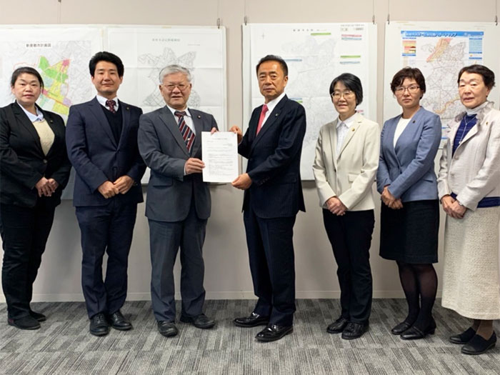 日本共産党市議団が２０２４年度予算要望書を並木市長に提出
