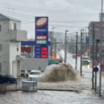 吹き上がる雨水 県道川越・新座線（防衛道路）