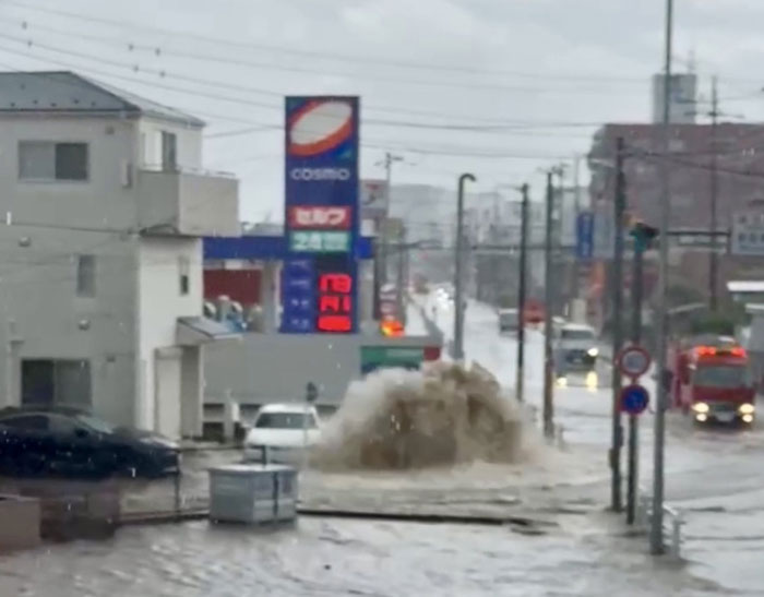 吹き上がる雨水 県道川越・新座線（防衛道路）