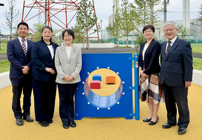 小野大輔 小野由美子 石島陽子 黒田実樹 笠原進 大和田水辺の丘公園インクルーシブ遊具前で