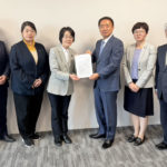 市長に要望書を手渡す日本共産党市議団