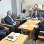 予算要望について市長と懇談する議員団