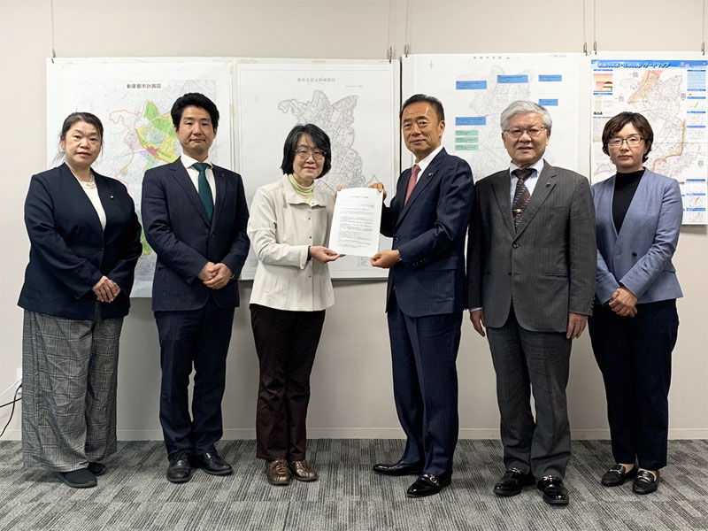 市長に２０２５年度への予算要望書を手渡す新座市議団