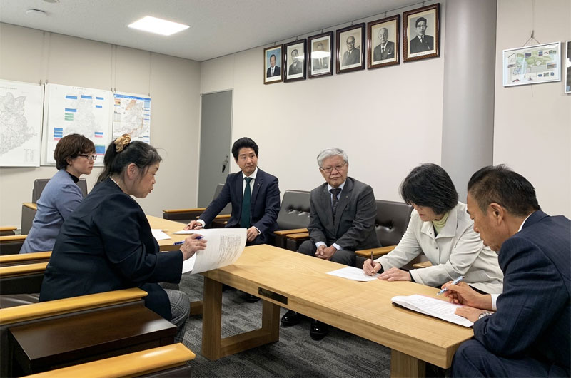 市長に２０２５年度への予算要望 削減された福祉制度復活を求め懇談