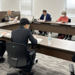 平和委員会代表理事 二橋元長氏（左奥）