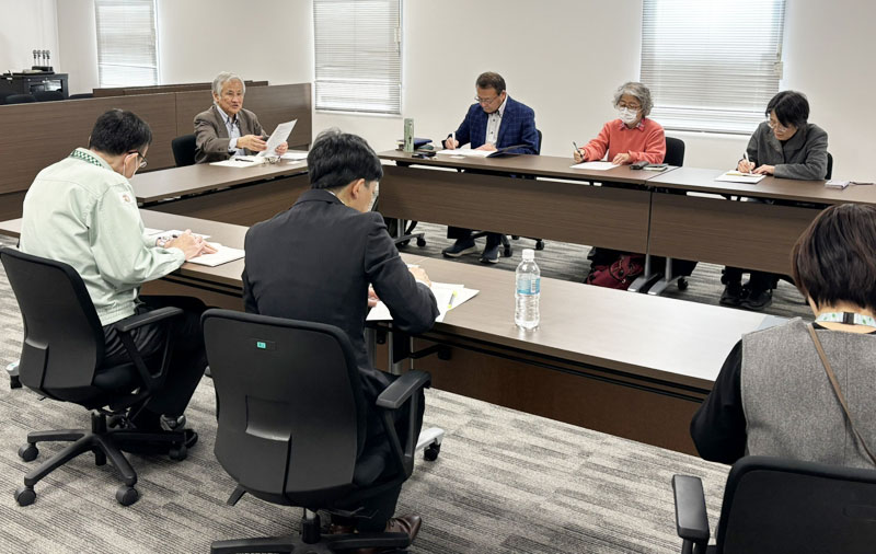 平和委員会代表理事 二橋元長氏（左奥）