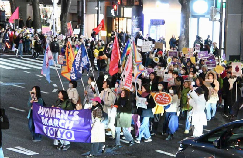 戦争や差別に反対してコールをしながらアピールするウィメンズマーチ東京の参加者