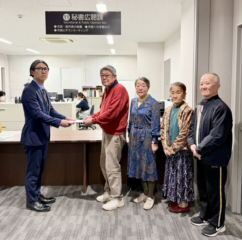 大和田集会所存続の署名160筆を手渡す共産党大和田後援会